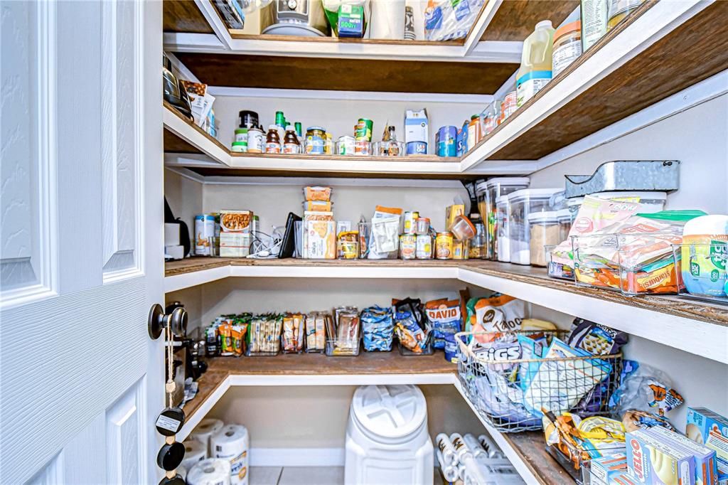 Spacious pantry!