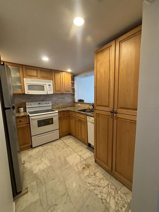 Active With Contract: $389,000 (1 beds, 1 baths, 800 Square Feet)