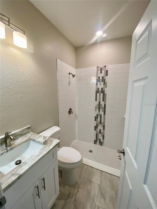 hall bath with tiled tub/shower combo