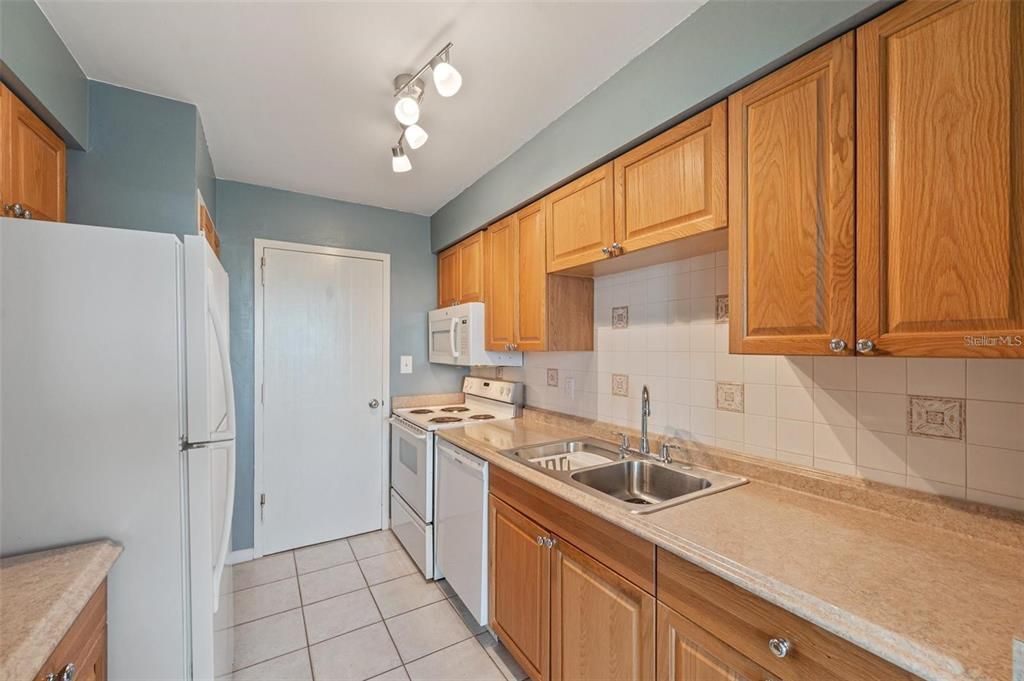 Active With Contract: $1,800 (1 beds, 1 baths, 1298 Square Feet)