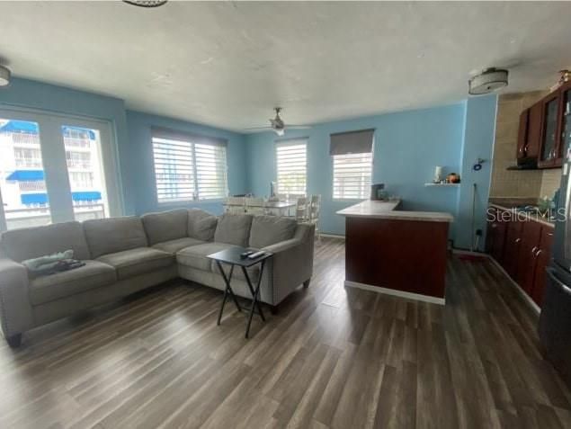 Под контрактом: $350,000 (2 спален, 2 ванн, 1086 Квадратных фут)