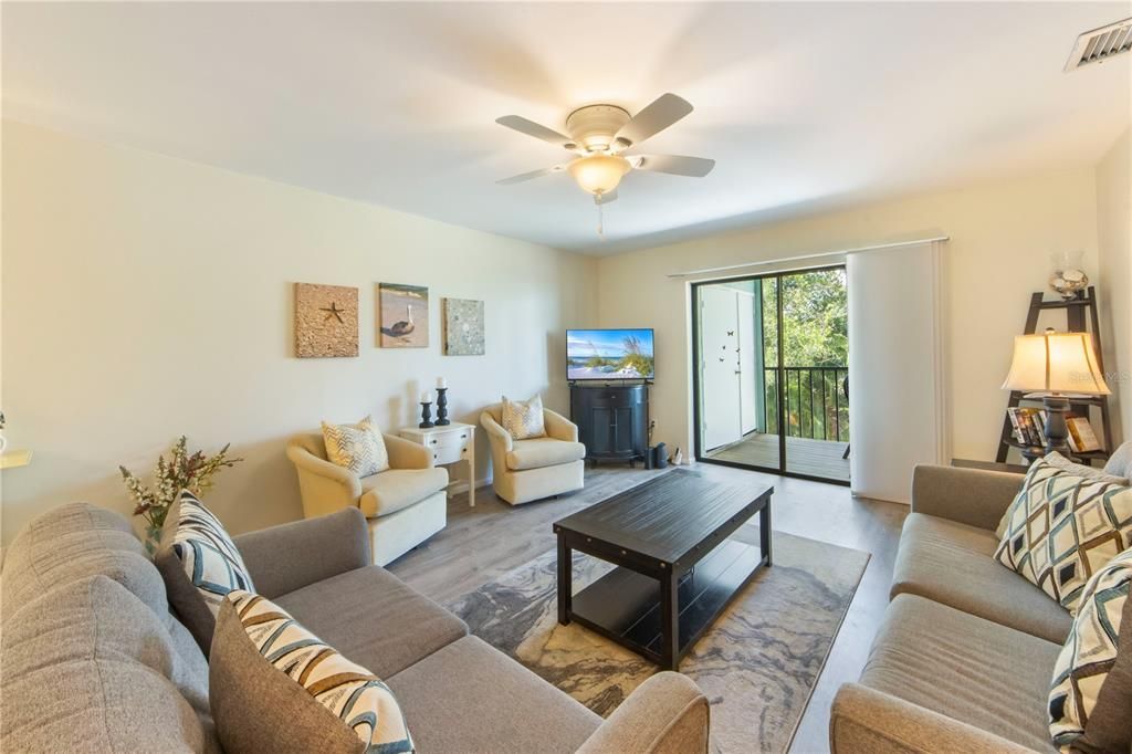 Active With Contract: $599,000 (2 beds, 2 baths, 1157 Square Feet)