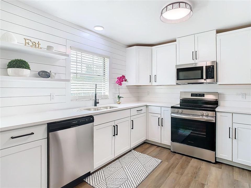 For Sale: $529,900 (3 beds, 2 baths, 1408 Square Feet)