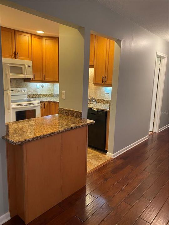 For Rent: $1,295 (1 beds, 1 baths, 807 Square Feet)