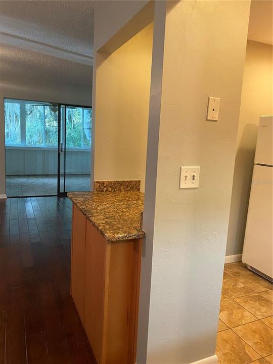 For Rent: $1,295 (1 beds, 1 baths, 807 Square Feet)