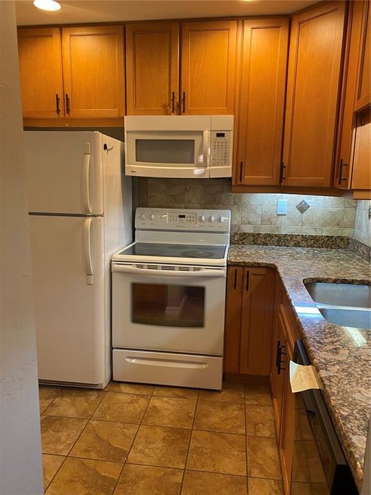 For Rent: $1,295 (1 beds, 1 baths, 807 Square Feet)