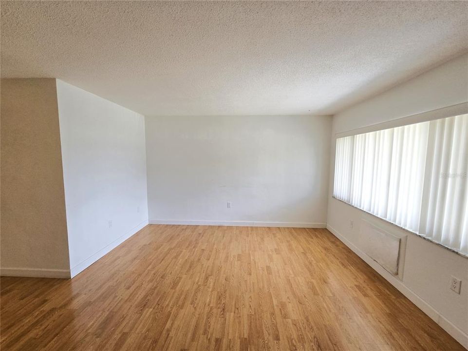 Active With Contract: $1,500 (1 beds, 1 baths, 585 Square Feet)