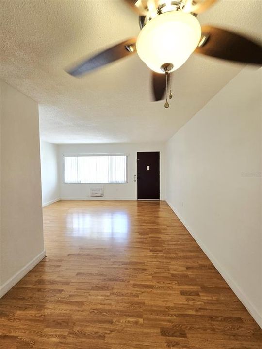 Active With Contract: $1,500 (1 beds, 1 baths, 585 Square Feet)