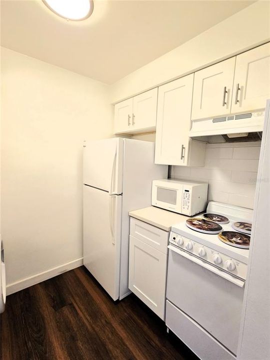 Active With Contract: $1,500 (1 beds, 1 baths, 585 Square Feet)