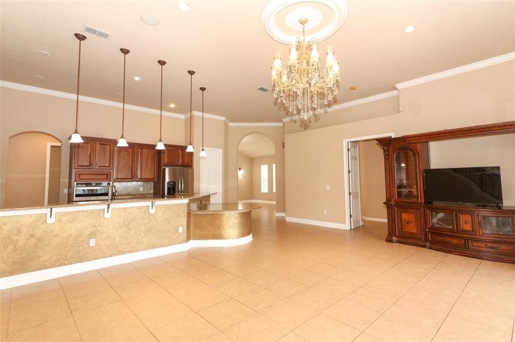 FAMILY ROOM / KITCHEN