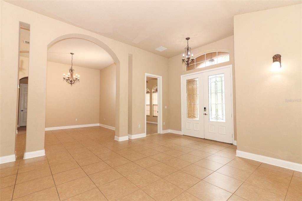 FOYER/ LIVING ROOM / DINING ROOM