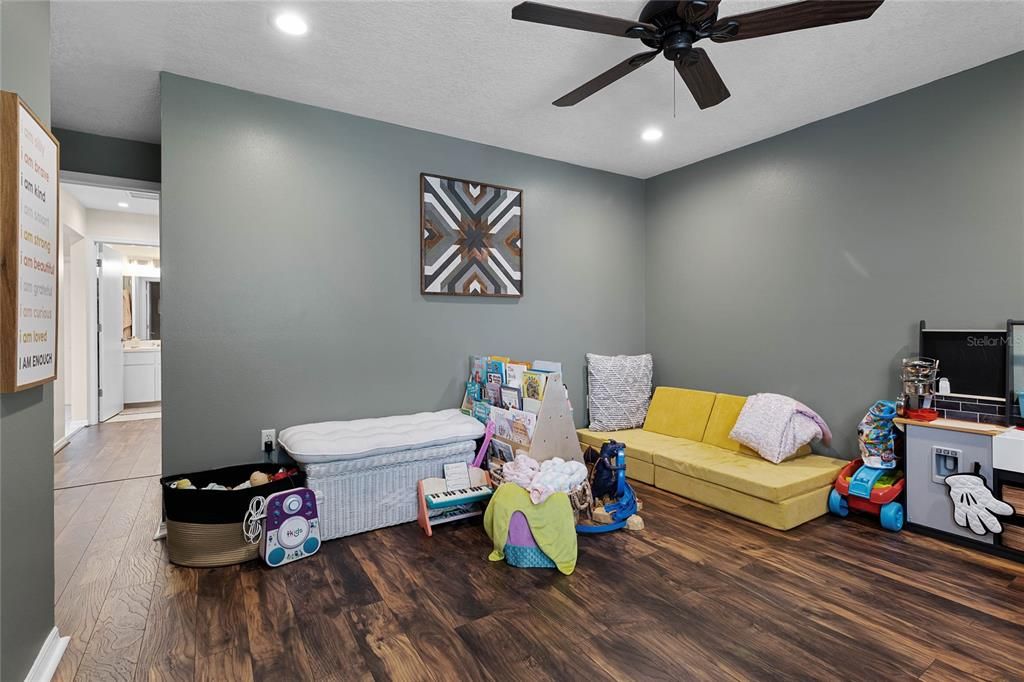 For Sale: $368,000 (3 beds, 2 baths, 1703 Square Feet)