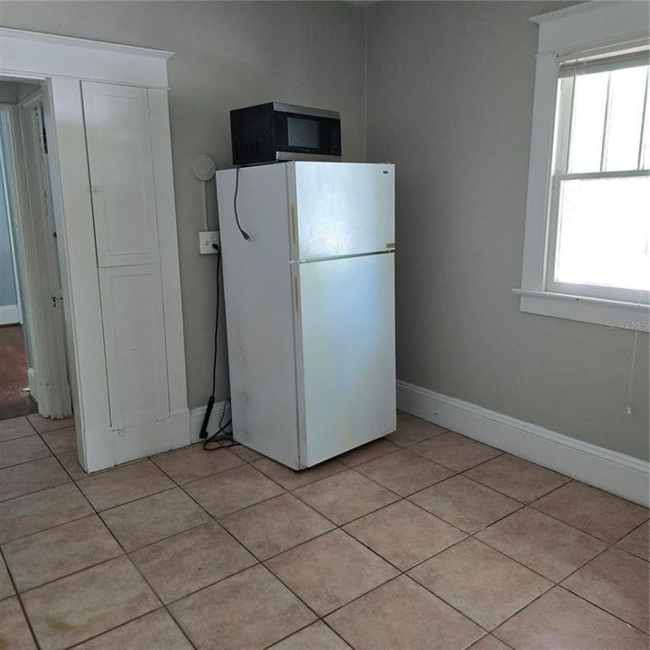 Active With Contract: $1,250 (1 beds, 1 baths, 400 Square Feet)