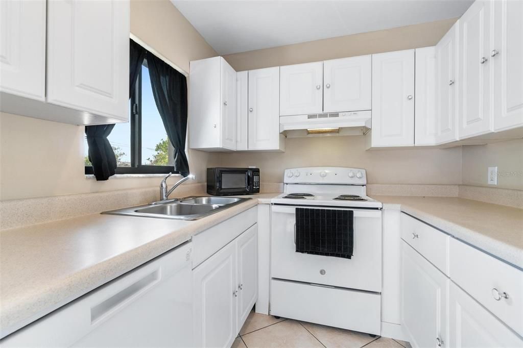 For Sale: $239,900 (2 beds, 2 baths, 902 Square Feet)