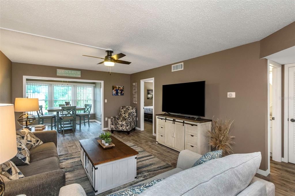 Active With Contract: $1,800 (2 beds, 2 baths, 927 Square Feet)