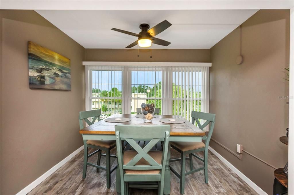 Active With Contract: $1,800 (2 beds, 2 baths, 927 Square Feet)