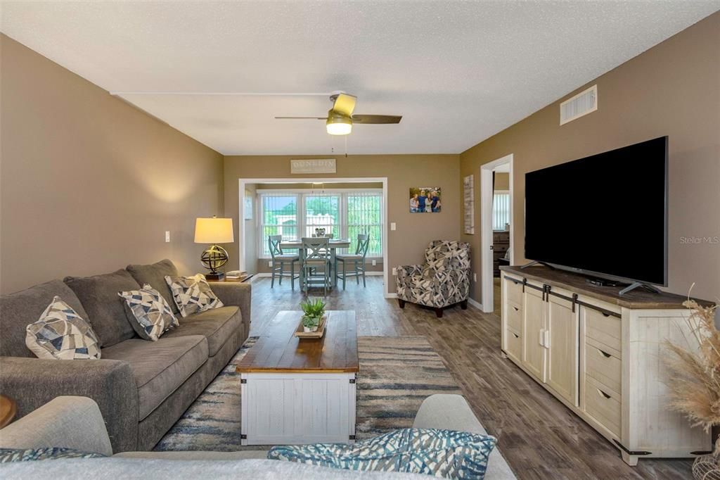 Active With Contract: $1,800 (2 beds, 2 baths, 927 Square Feet)