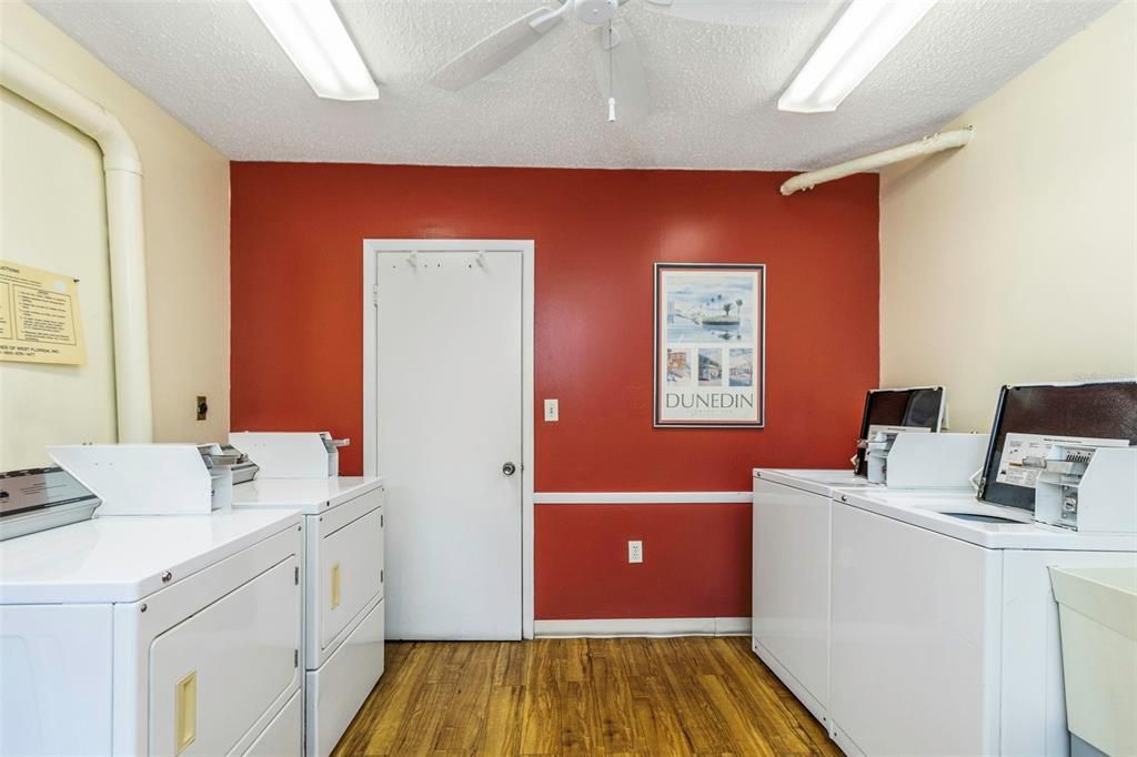 Active With Contract: $1,800 (2 beds, 2 baths, 927 Square Feet)