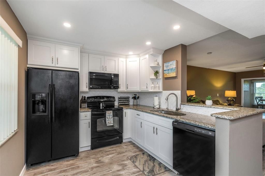 Active With Contract: $1,800 (2 beds, 2 baths, 927 Square Feet)