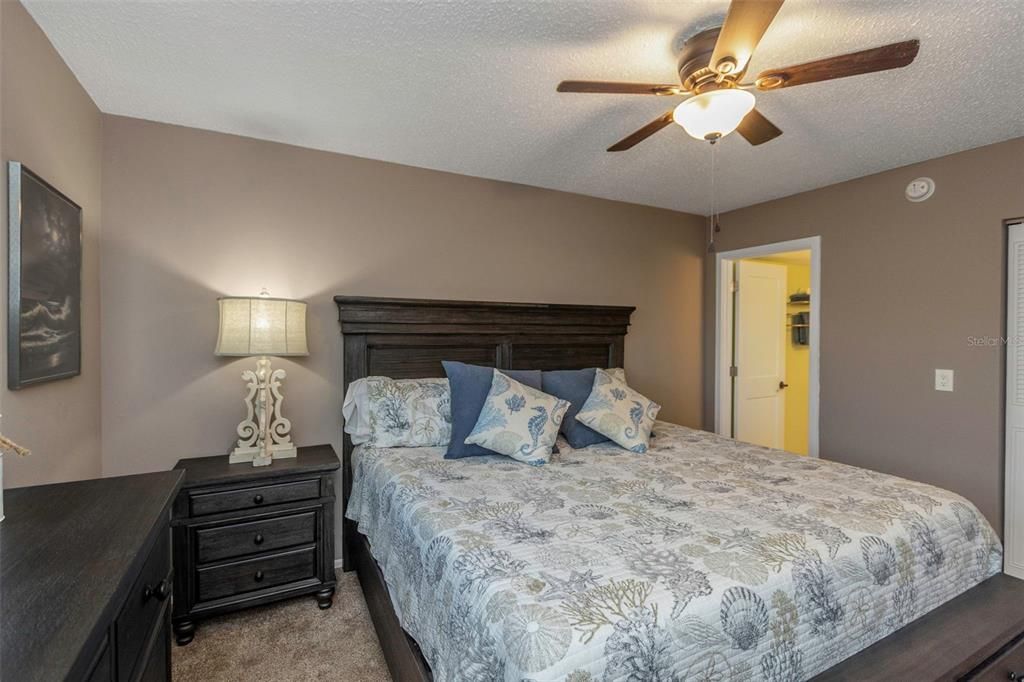 Active With Contract: $1,800 (2 beds, 2 baths, 927 Square Feet)