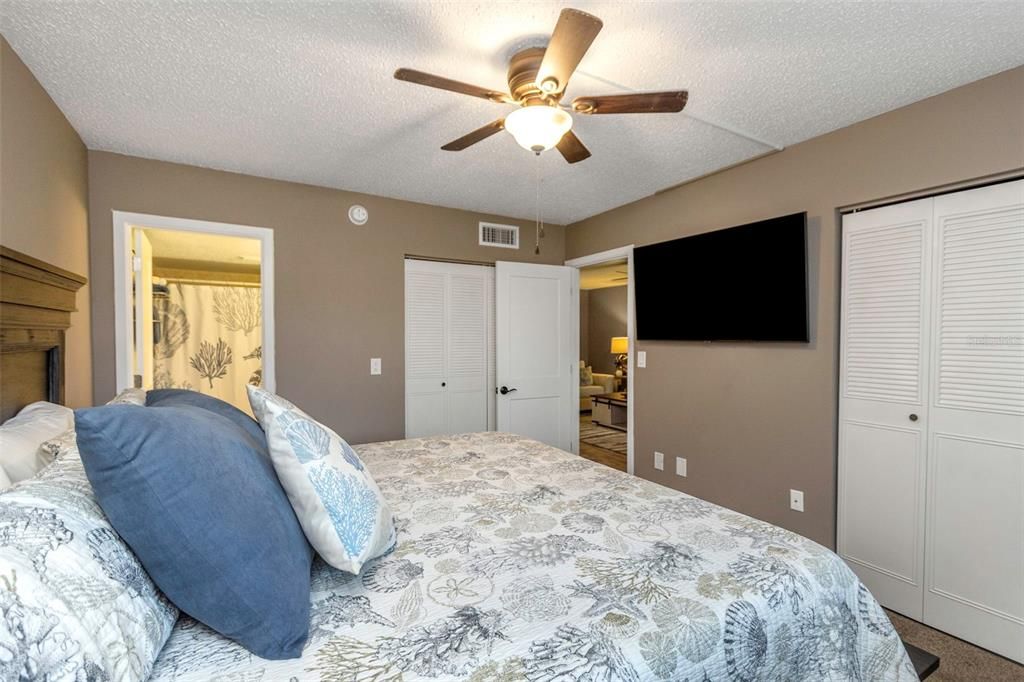 Active With Contract: $1,800 (2 beds, 2 baths, 927 Square Feet)