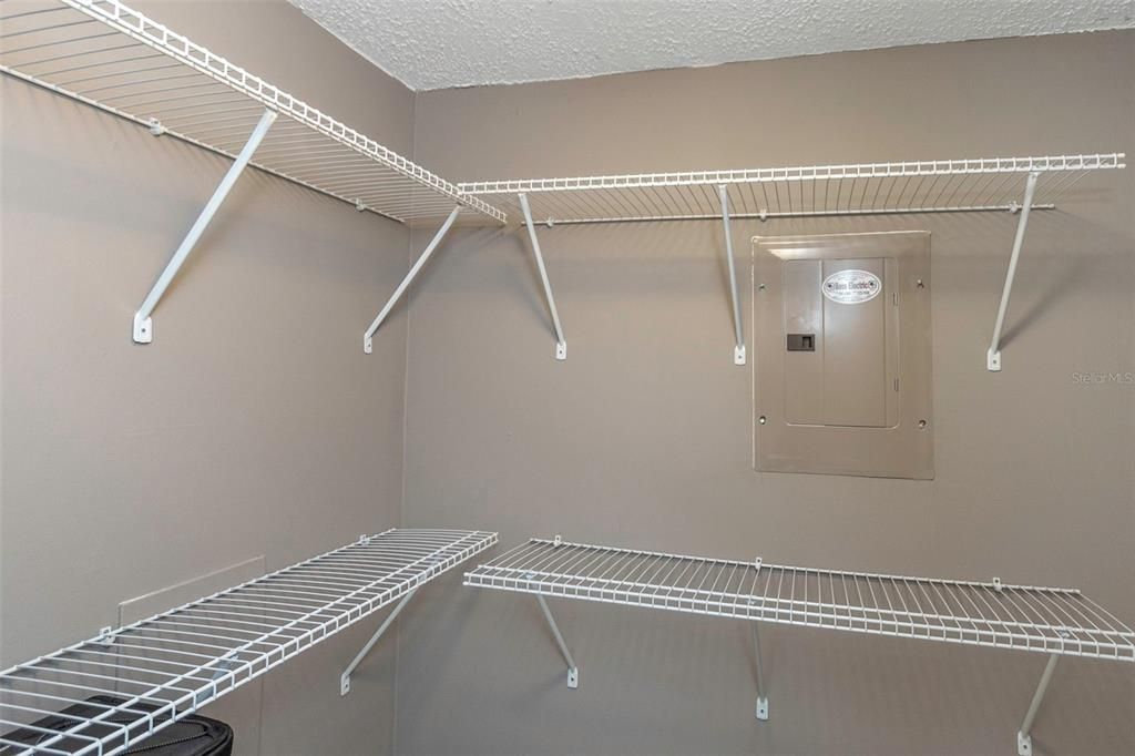 Active With Contract: $1,800 (2 beds, 2 baths, 927 Square Feet)