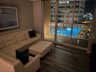 For Rent: $3,500 (1 beds, 1 baths, 895 Square Feet)