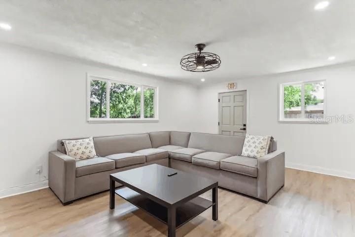 For Sale: $389,900 (3 beds, 2 baths, 1312 Square Feet)