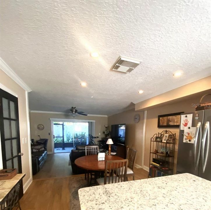 For Sale: $325,000 (2 beds, 1 baths, 1024 Square Feet)