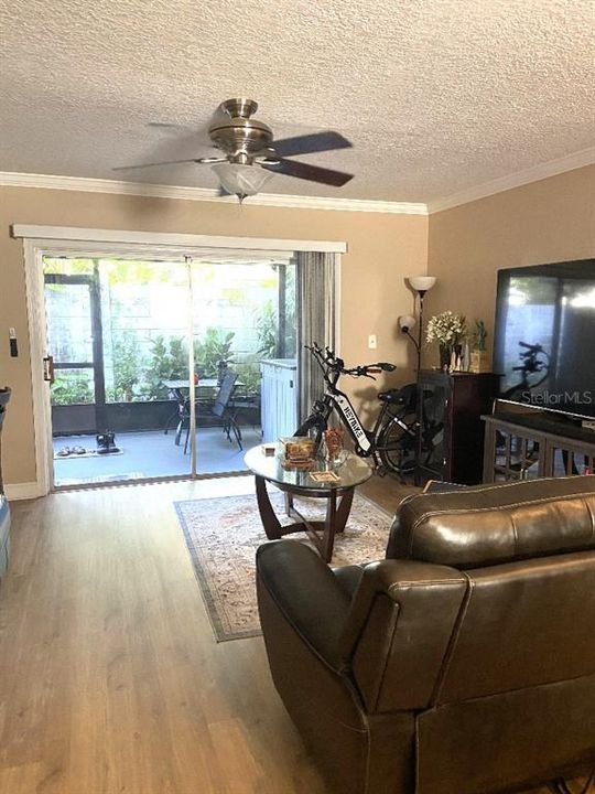 For Sale: $325,000 (2 beds, 1 baths, 1024 Square Feet)