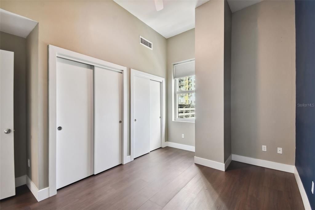 Active With Contract: $2,699 (2 beds, 1 baths, 1050 Square Feet)