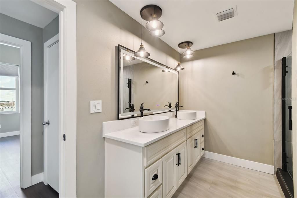 Active With Contract: $2,699 (2 beds, 1 baths, 1050 Square Feet)