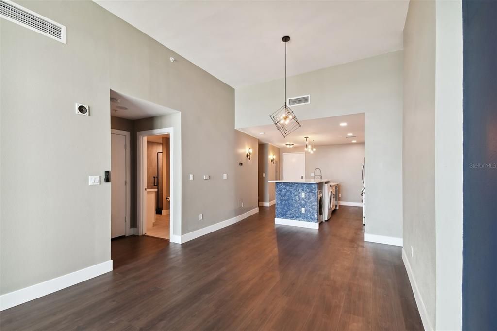 Active With Contract: $2,699 (2 beds, 1 baths, 1050 Square Feet)