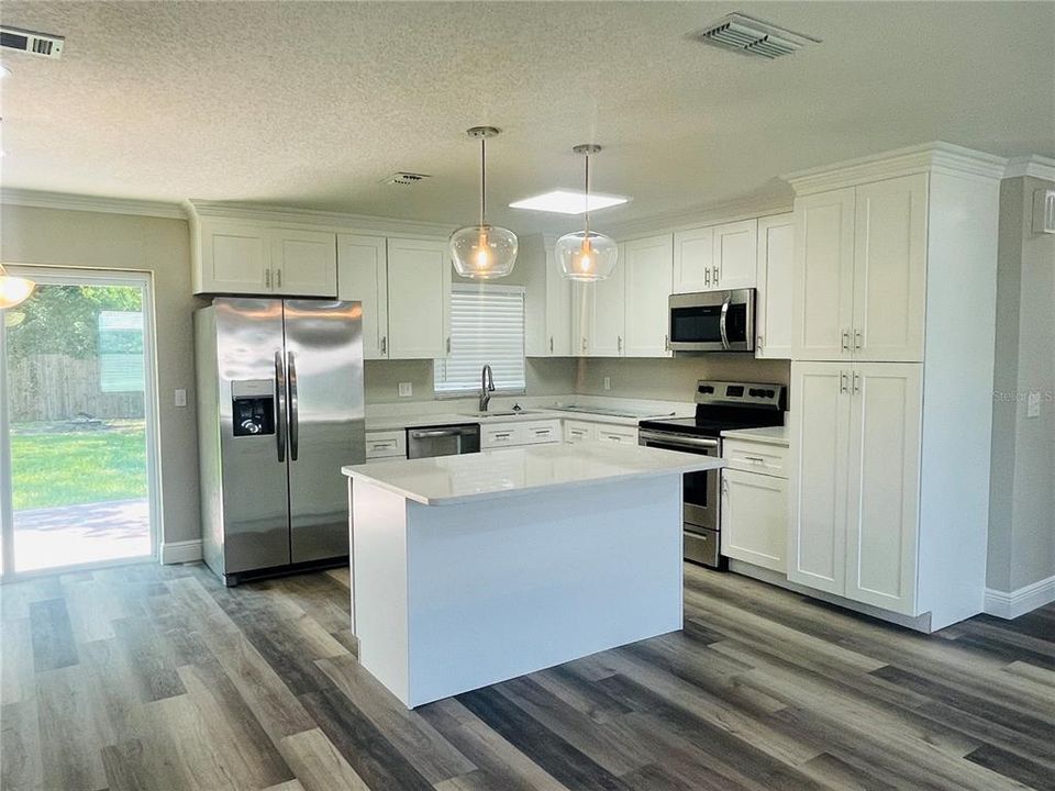 Active With Contract: $249,900 (3 beds, 2 baths, 1248 Square Feet)