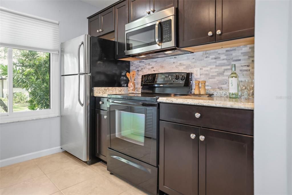 Active With Contract: $217,000 (2 beds, 1 baths, 895 Square Feet)