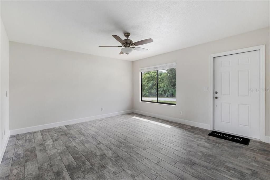 Active With Contract: $199,990 (3 beds, 2 baths, 888 Square Feet)