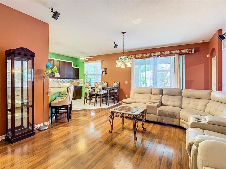 For Sale: $340,000 (3 beds, 2 baths, 1552 Square Feet)