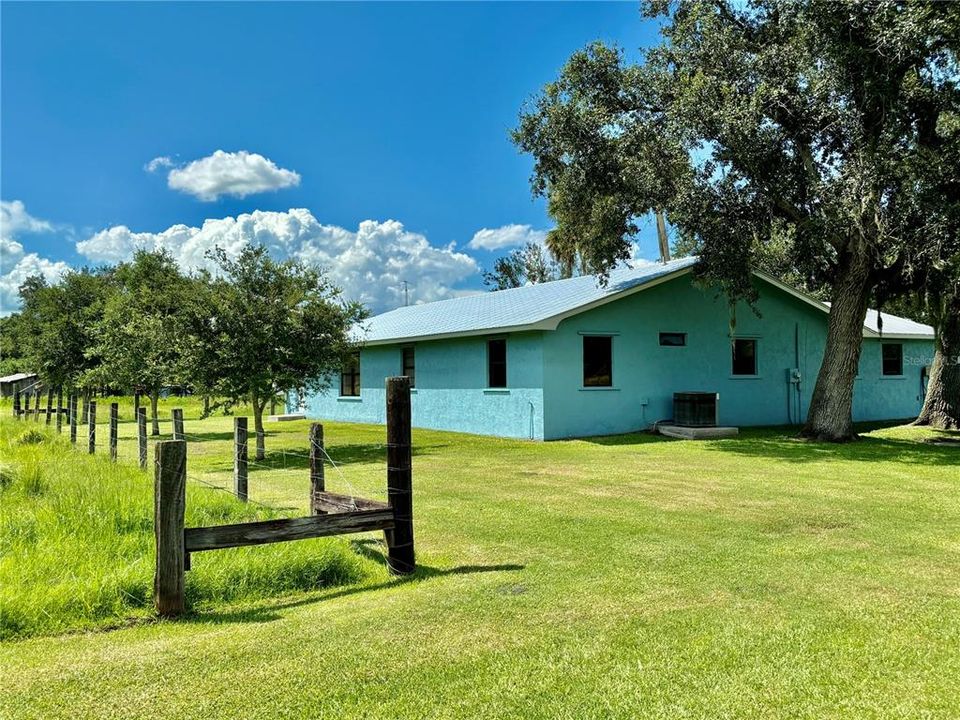 For Sale: $550,000 (3 beds, 2 baths, 1990 Square Feet)