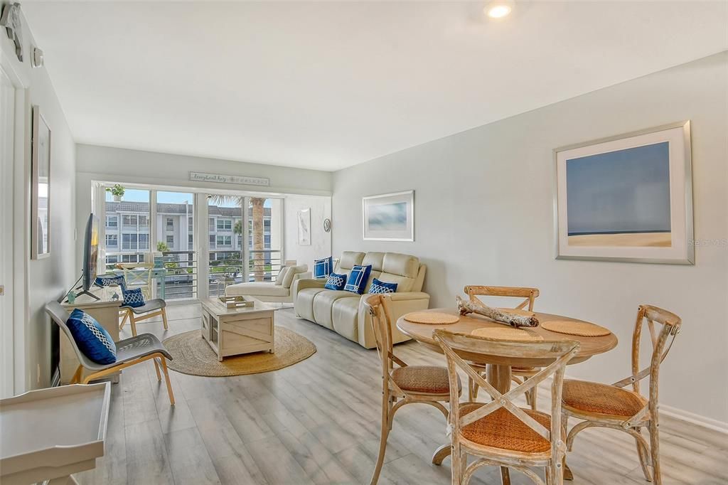 For Sale: $420,000 (1 beds, 1 baths, 747 Square Feet)