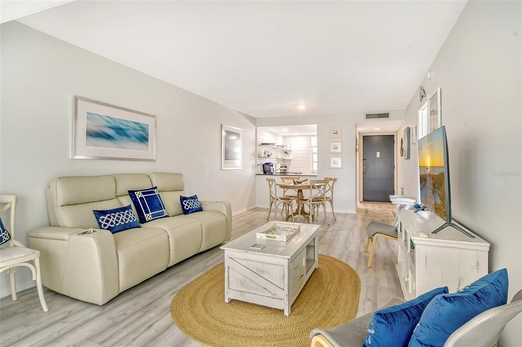 For Sale: $420,000 (1 beds, 1 baths, 747 Square Feet)