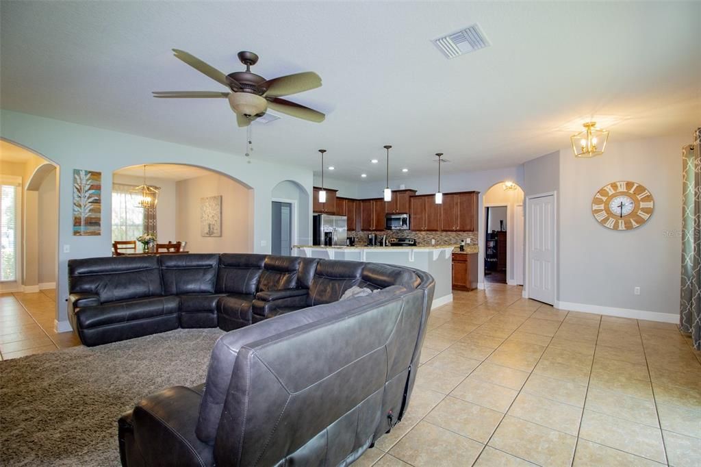 For Sale: $524,900 (4 beds, 2 baths, 2500 Square Feet)