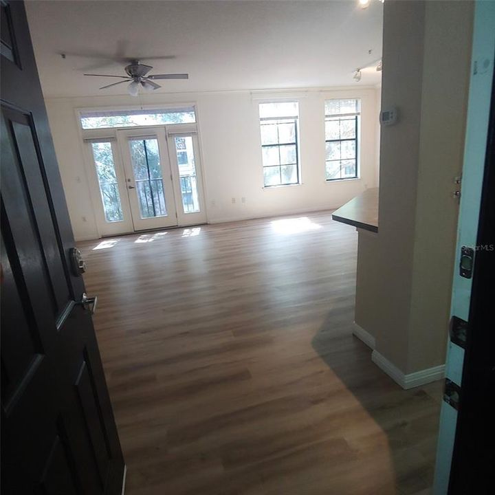 For Sale: $225,000 (1 beds, 1 baths, 927 Square Feet)