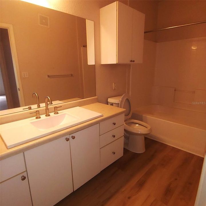 For Sale: $225,000 (1 beds, 1 baths, 927 Square Feet)