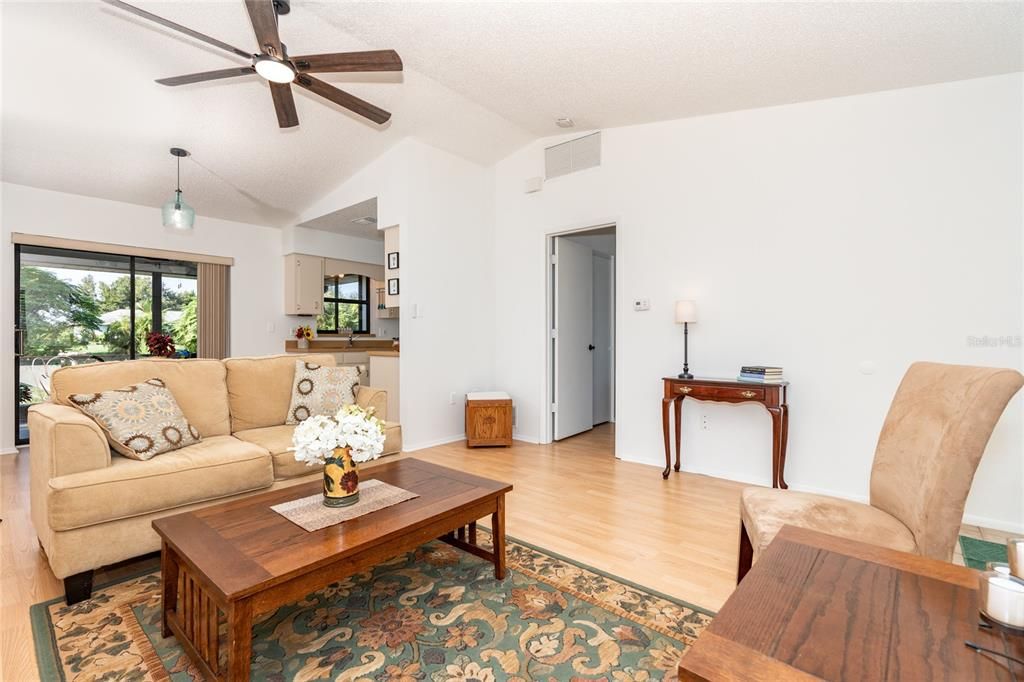 Dining area w/view of lanai