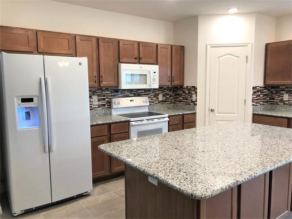 For Rent: $2,100 (3 beds, 2 baths, 1694 Square Feet)