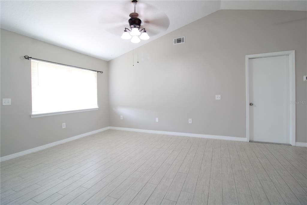 For Rent: $1,995 (3 beds, 2 baths, 1011 Square Feet)