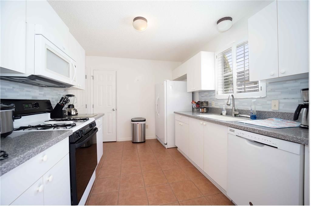 For Rent: $3,400 (2 beds, 1 baths, 1089 Square Feet)