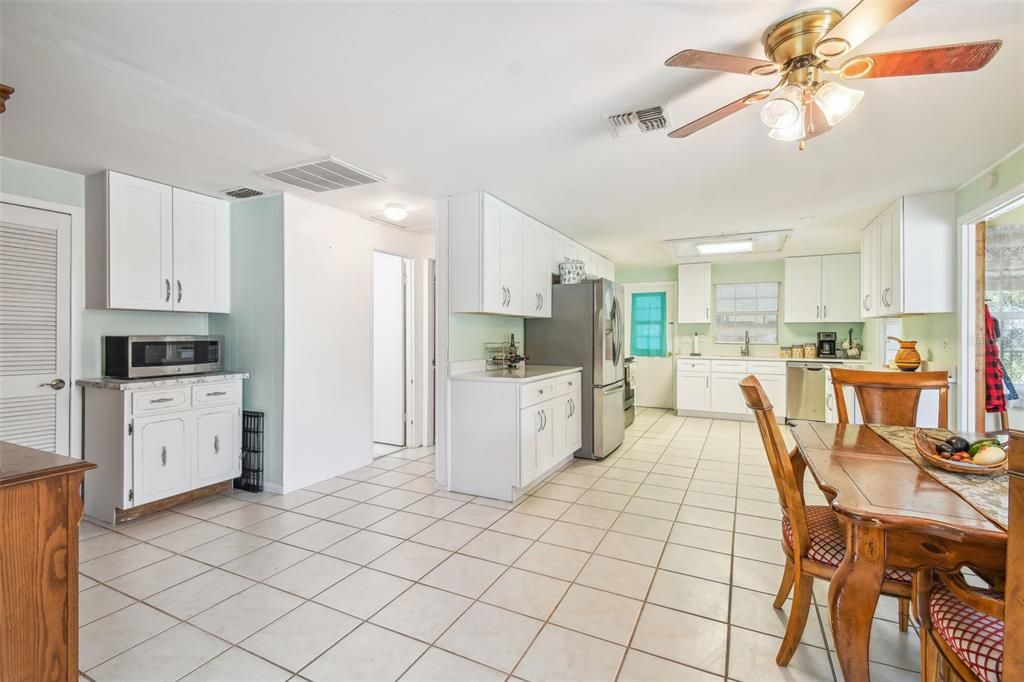 For Sale: $299,000 (2 beds, 2 baths, 1552 Square Feet)