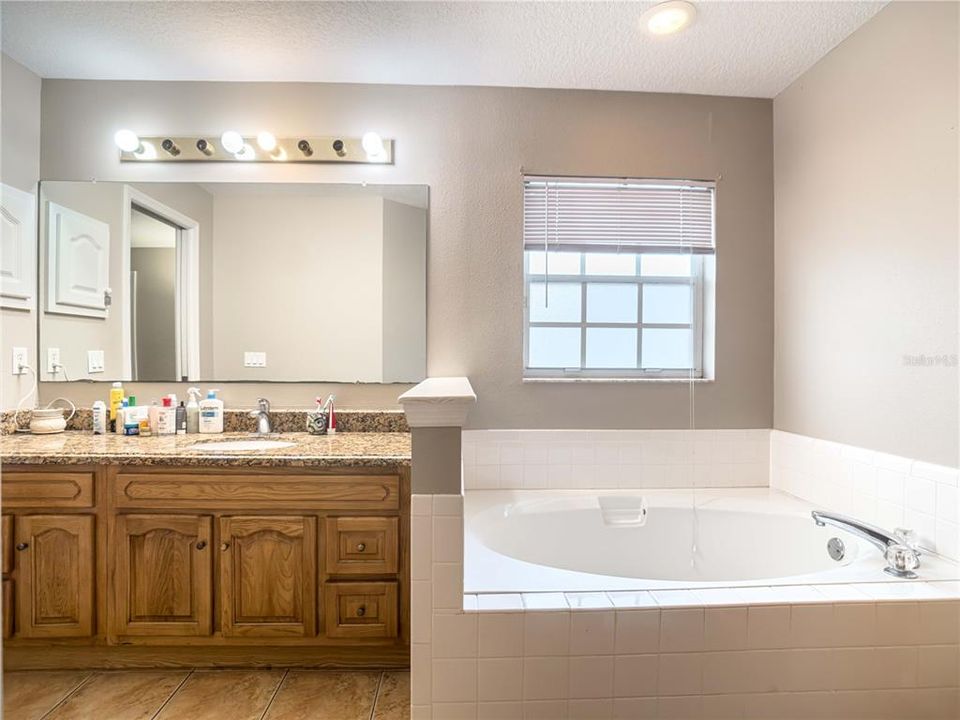 Main Bathroom w/Tub