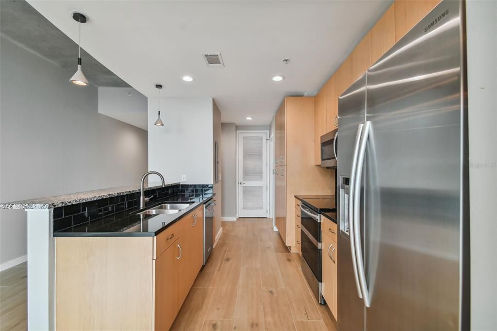 Active With Contract: $550,000 (1 beds, 1 baths, 847 Square Feet)